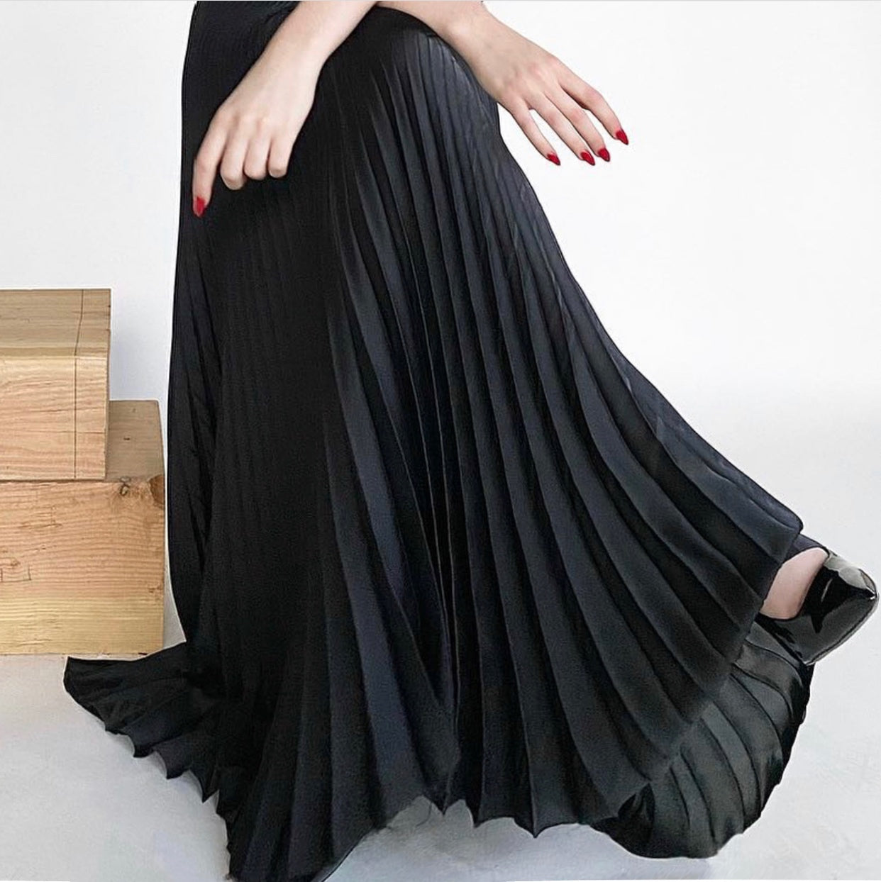 CLASSIC SATIN MIDI SKIRT IN BLACK