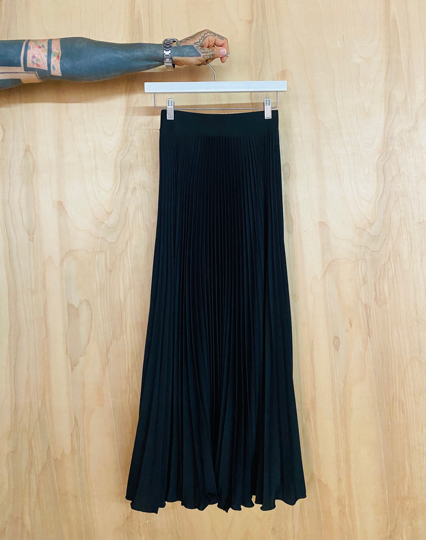 CLASSIC SATIN MIDI SKIRT IN BLACK