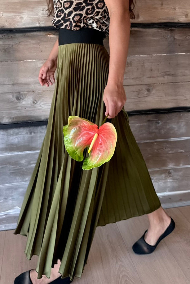 CLASSIC SATIN SKIRT IN OLIVE