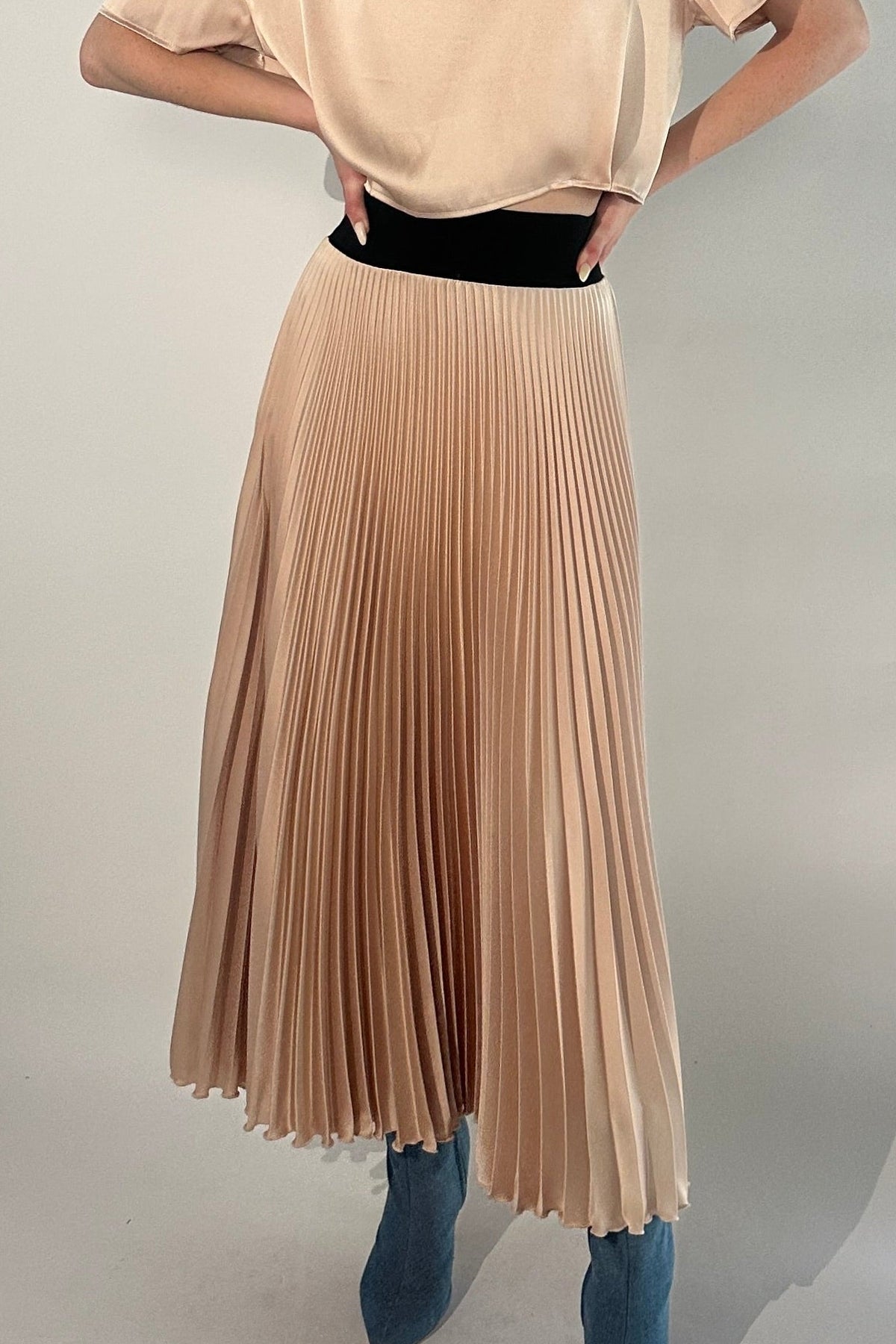 CLASSIC SATIN MIDI SKIRT IN TAUPE