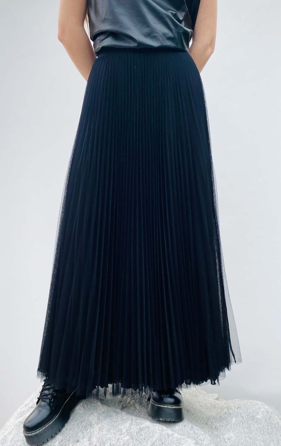 SATIN MESH OVERLAY SKIRT ALL BLACK